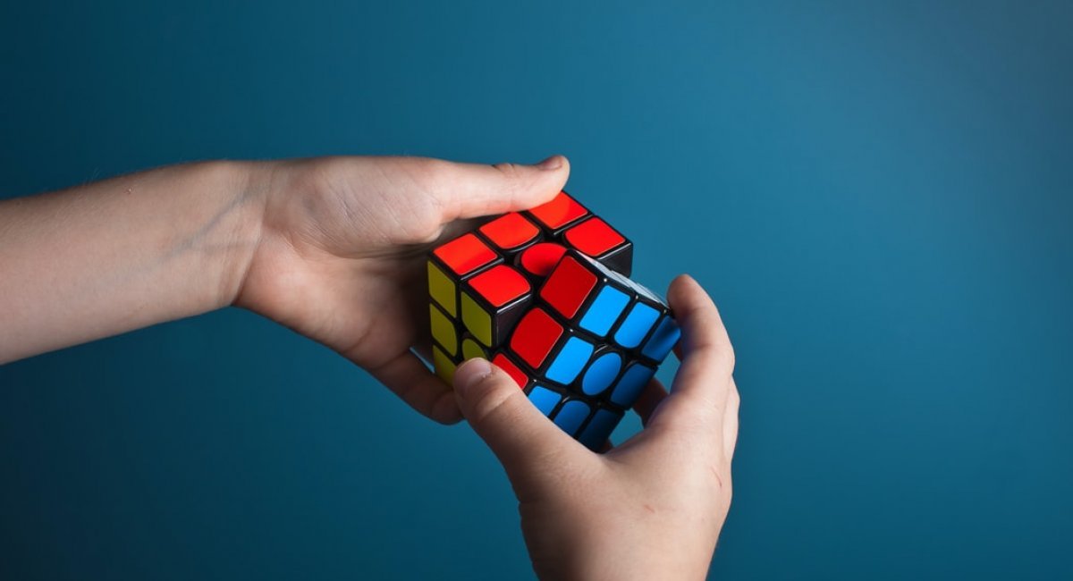 What's the right way? Hands holding Rubik's cube
