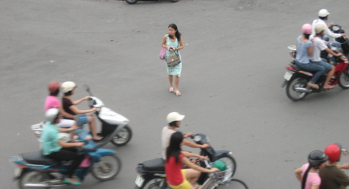 Motorcyclists in an intersection without traffic rules