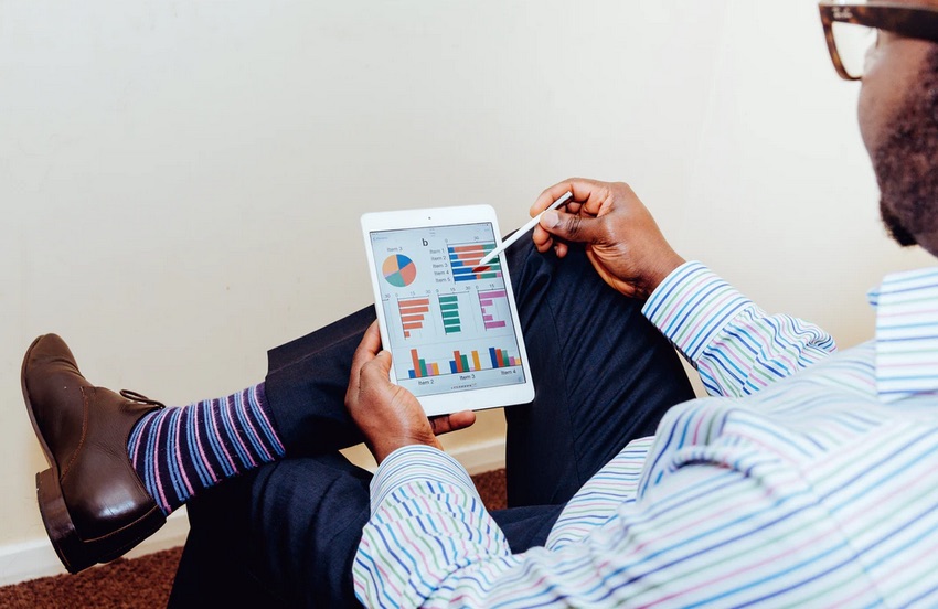 Man in business clothes analysing a graph 